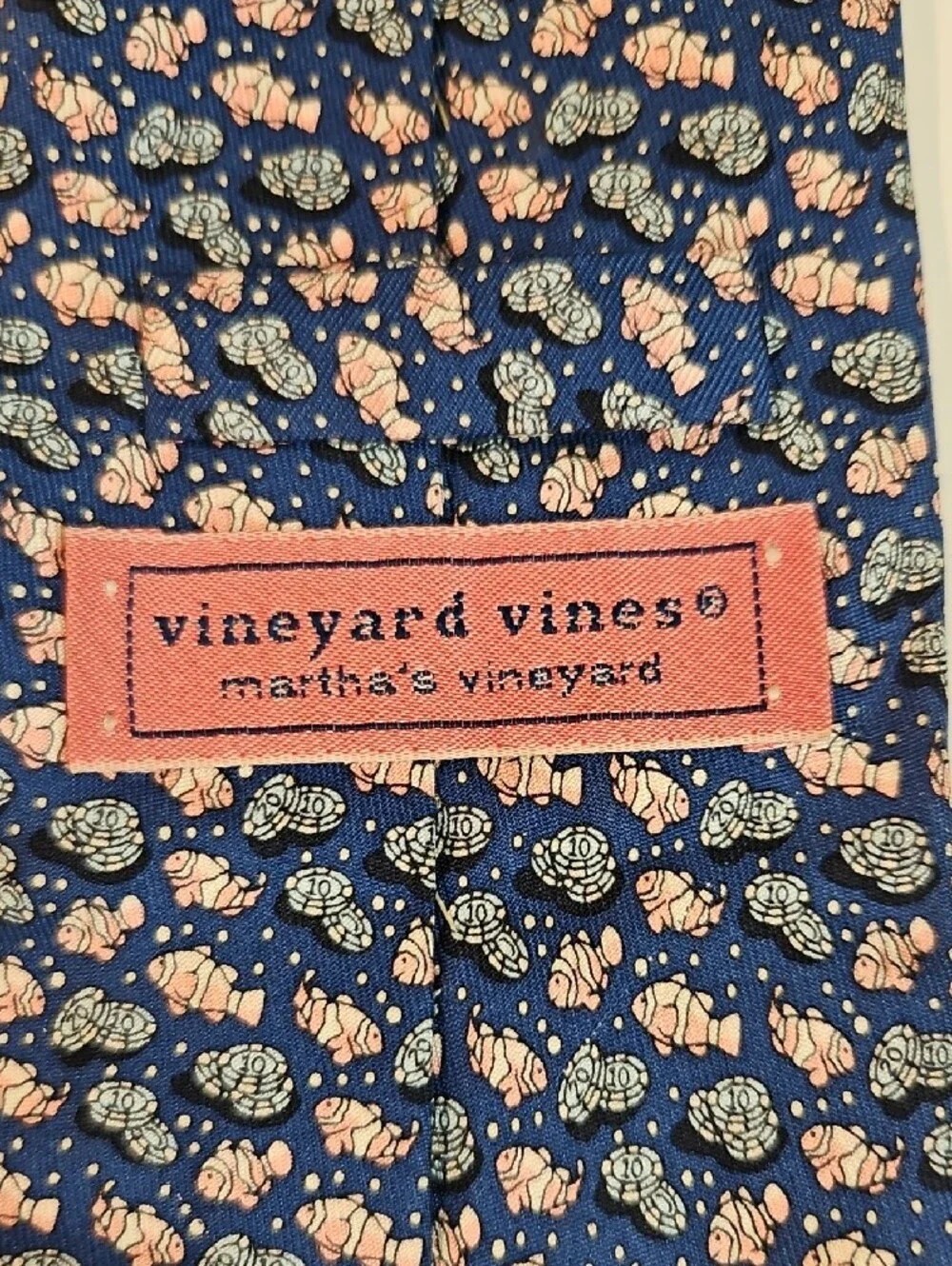 VINEYARD VINES MARTHAS VINEYARD BLUE WITH PINK FISH 100% SILK TIE